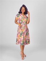 Swing Kjole: LIZA VIBRANT - lyserød kjole med tropisk mønster
